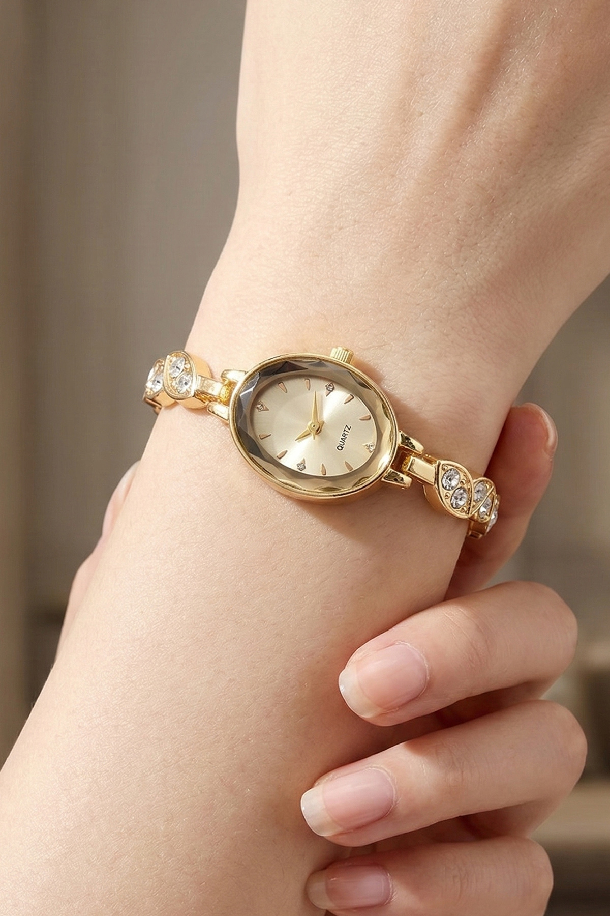 Women's Gold Watch-detail